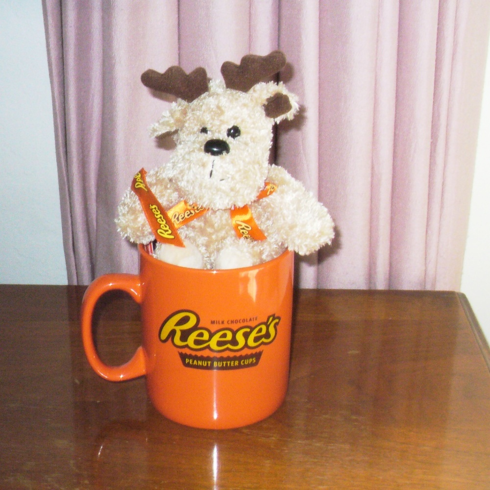 Collectible Reese's mug and plush dog (#EV708)